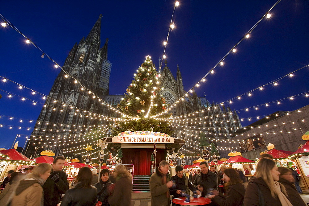 Chain of lights, people visiting the christmas market in front of the Cologne Cathedral, Cologne, North Rhine-Westphalia, Germany, Europe