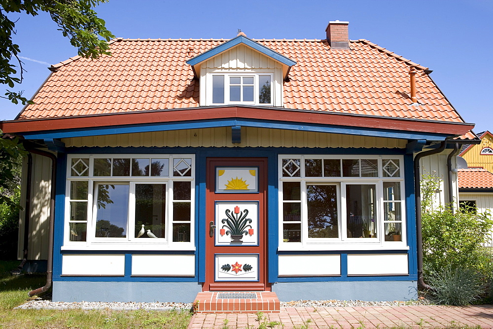 Captain's house with its colourfully painted door, Prerow, Darss, Mecklenburg-Western Pomerania, Germany, Europe