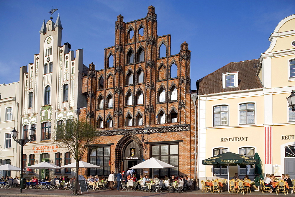 "Alter Schwede" Guesthouse, from 1380, at the Wismar Marktplatz Square, Mecklenburg-Western Pomerania, Germany, Europe