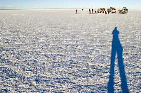 Fourwheeldrive vehicle with tourists on the Salar de Uyuni, Bolivia