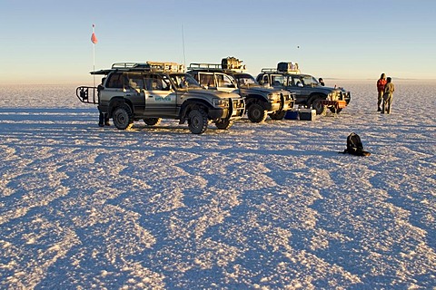 Fourwheeldrive vehicle with tourists on the Salar de Uyuni, Bolivia