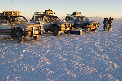 Fourwheeldrive vehicle with tourists on the Salar de Uyuni, Bolivia