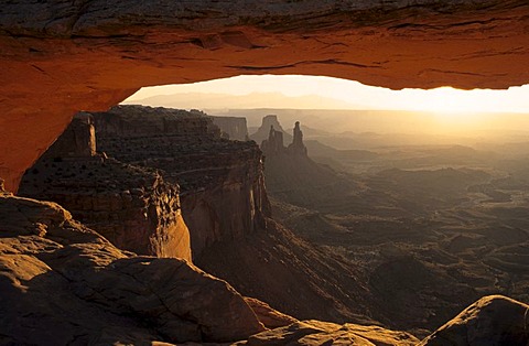 Mesa Arch at sunrise, Canyonlands National Park, Utah, USA