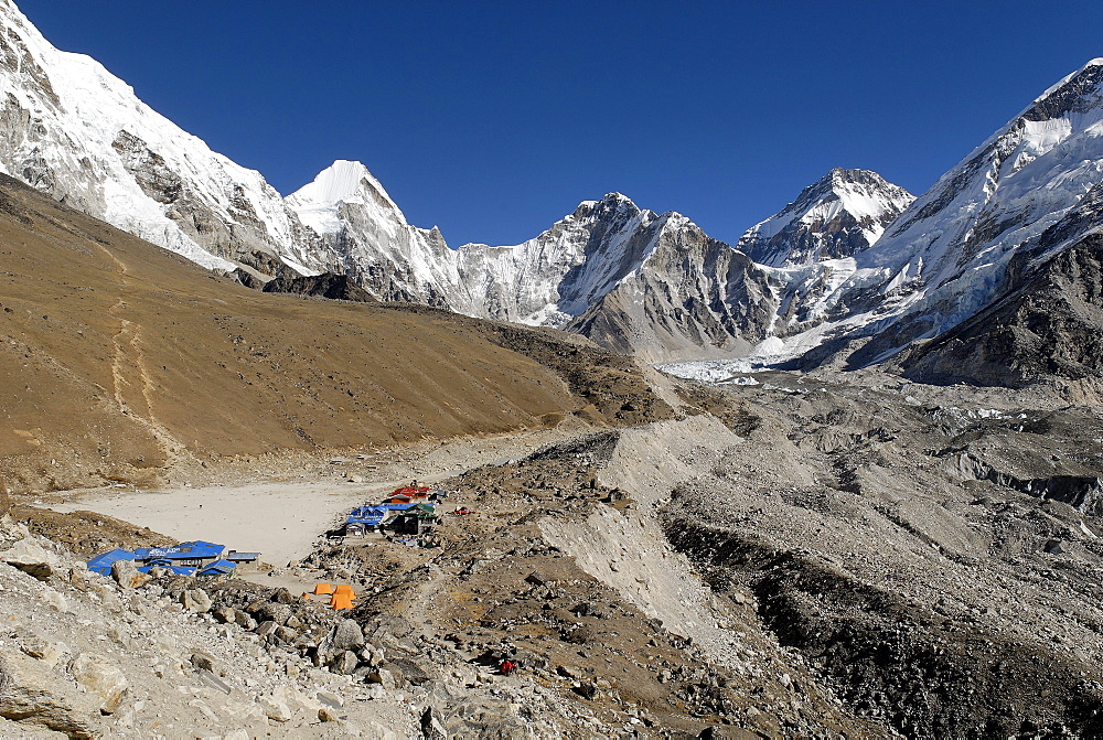 Sherpa village Gorak Shep (5140) with Khumbu glacier and Mahalangur Himal, Khumbu Himal, Sagarmatha National Park, Nepal