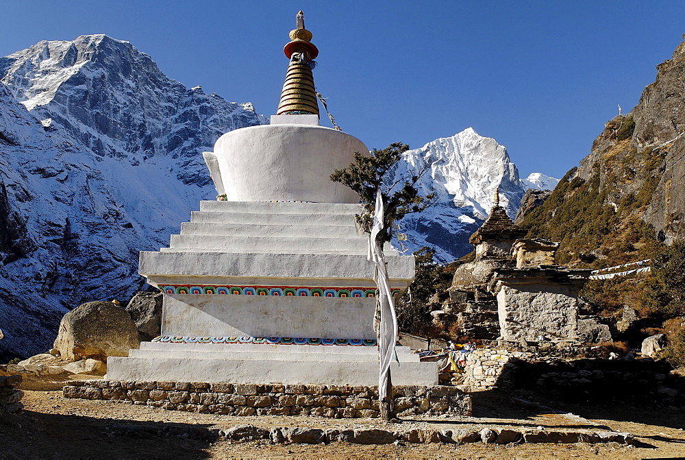 Historic stupa at Thame, Bhote Koshi valley, Khumbu Himal, Sagarmatha National Park, Nepal