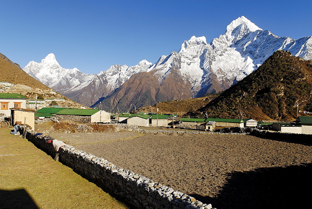 Sherpa village Khumjung with Thamserku (6608) and Ama Dablam (6856), Sagarmatha National Park, Khumbu, Nepal