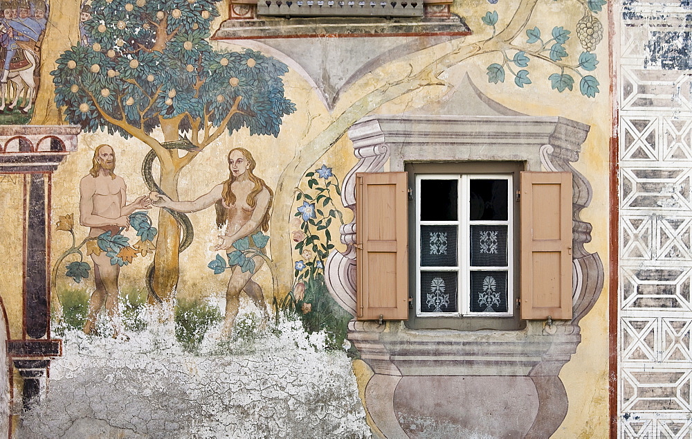 Clagluena Haus, historic building with sgraffito wall decor and wall murals, dating to 1647, Ardez, Lower Engadine, Grisons, Switzerland, Europe