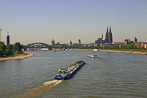 View from the north on the Hohenzollern Bridge and the Cathedrale, Rhine, Cologne, Germany