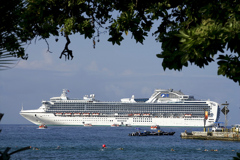 Cruise line at the coast of Big Island, Hawaii, USA