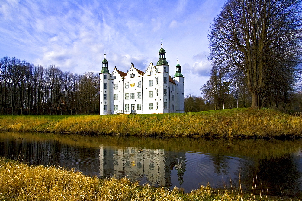 Moat surrounding Ahrensburg Castle, Ahrensburg, Schleswig-Holstein, Germany, Europe