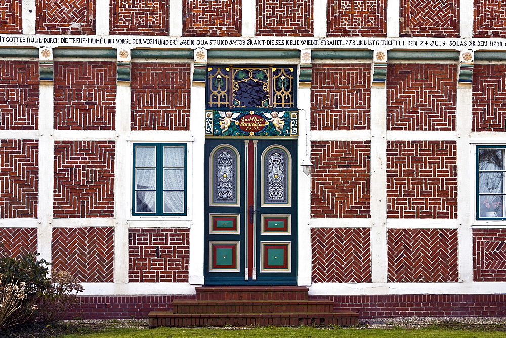 Historic timber-framed house, ornate entrance door, detail, old farmhouse, Neuenfelde, Altes Land area, fruit cultivation, Harburg district, Hamburg, Germany, Europe