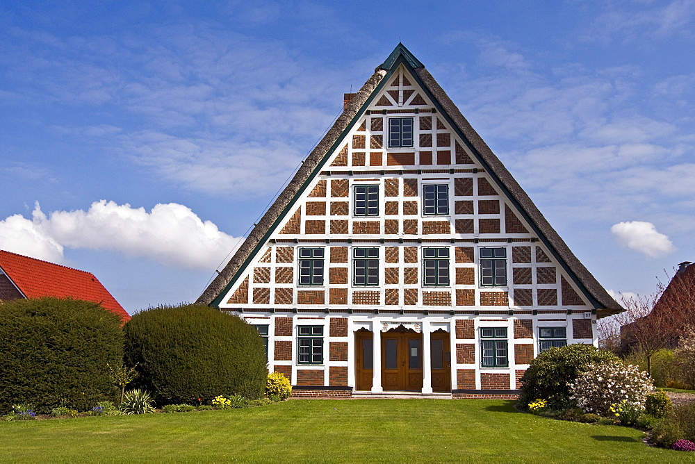 Historic timber-framed house with thatched roof, old farmhouse, Jork, Altes Land area, fruit cultivation, Lower Saxony, Germany, Europe