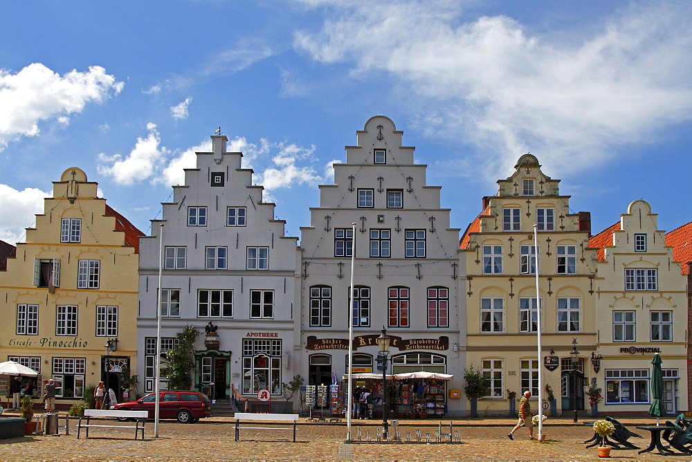 Historic houses at the market square of Friedrichsstadt, crow-stepped gable houses, Dutch stores, Friedrichstadt, Northern Frisia, Schleswig-Holstein, Germany, Europe