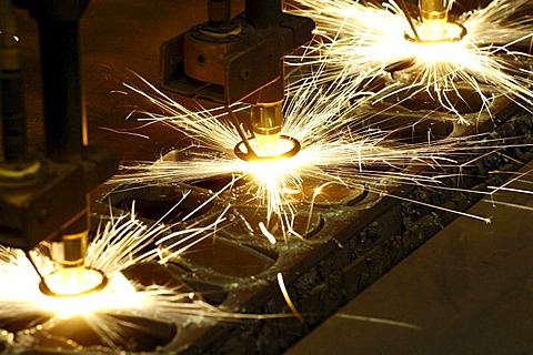 Bulky plate treatment - cutting with a cutting torch. Mechanical manufacturing.