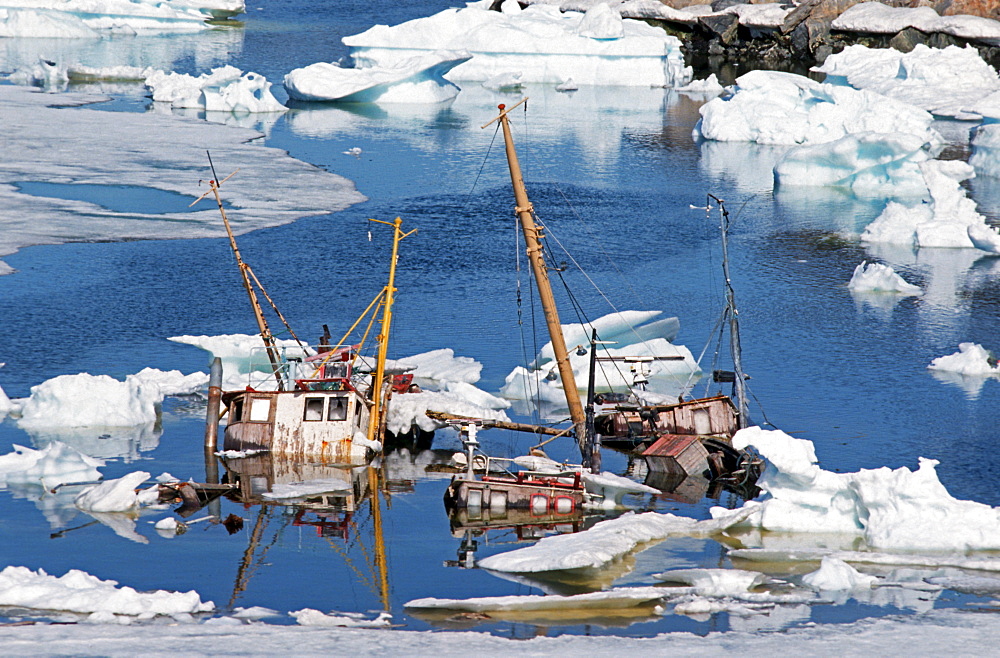 Ship-graveyard, Disko Bay, Ilulissat, Greenland, Danmark