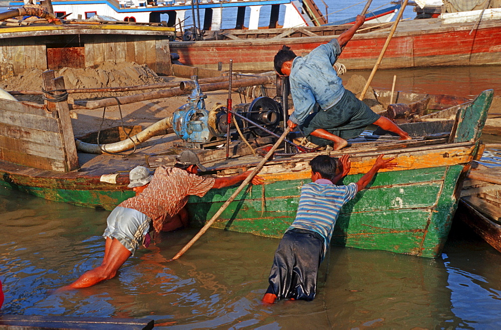 Dock workers releasing a ship, Mandalay, Burma, Asia