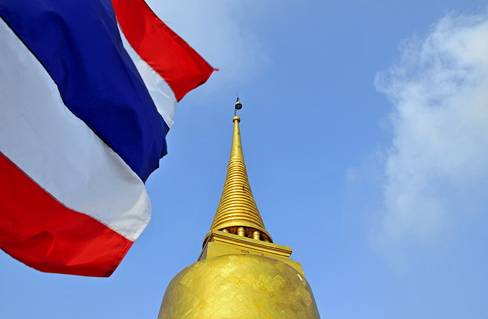 Gilded stupa and Thai flag, Golden Mount, Bangkok, Thailand, Southeast Asia, Asia