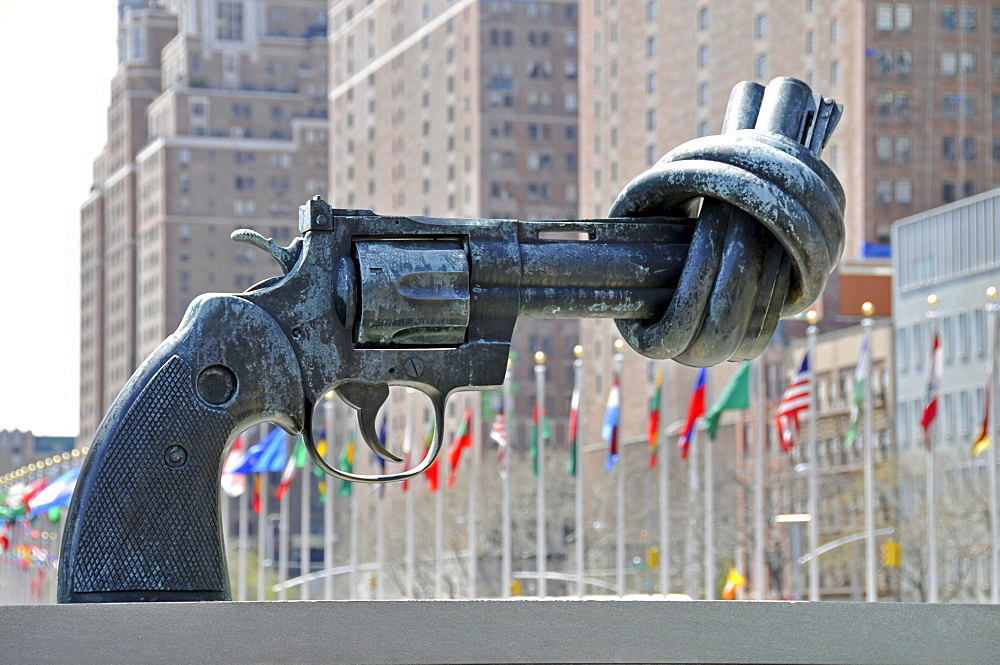 Knot tied around the barrel of a gun, sculpture by artist Carl Fredrik Reuterswaerd in front of the UN Headquarters, New York City, Manhattan, USA