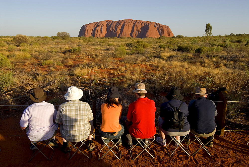 Ayers Rock, called Uluru, magic rock of the Aboriginals, tourists waiting for the sunset, Yulara, Ayers Rock, Northern Territories, Australien, Australia