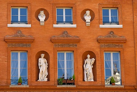 Facades in the old part of town, Toulouse, Midi-Pyrenees, Haut-Garonne, France