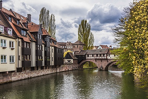 Pegnitz river with the Henkersteg footbridge and the Henkerhaus building, Nuremberg, Middle Franconia, Bavaria, Germany, Europe