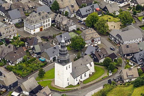 Aerial view, market square of Eversberg with the church, the town hall and the Markes Haus building, Meschede, Sauerland region, Maerkischer Kreis district, North Rhine-Westphalia, Germany, Europe