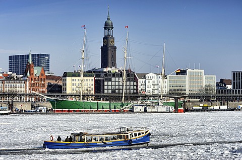 Harbour launch in the winter port of Hamburg, Hamburg, Germany, Europe