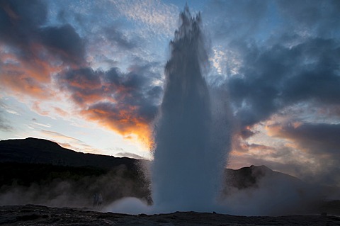 Strokkur Geyser, Haukadalur Valley, Golden Circle, Suâˆšâˆžurland, Sudurland, Southern Iceland, Iceland, Europe