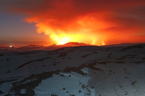 View from MâˆšÎ©rdalsjoekull Glacier towards the volcanic ash cloud from the eruption of the FimmvoerâˆšâˆžuhâˆšÂ°ls Volcano, between MâˆšÎ©rdalsjoekull and Eyjafjallajoekull, Highland, Iceland, Europe