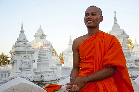 Monk wearing an orange robe, Wat Suan Dok, Chiang Mai, northern Thailand, Thailand, Asia