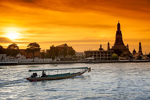 Wat Arun, Temple of Dawn, Ruea Hang Yao or long tail boat on the Chao Phraya River, at sunset, Bangkok, Thailand, Asia