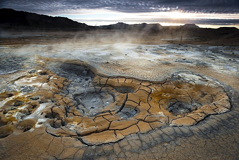 Solfataras, fumaroles, mud pools, sulfur and other minerals, steam, Hveraroend geothermal area, NâˆšÂ°mafjall mountains, MâˆšÎ©vatn area, Norâˆšâˆžurland eystra, the north-east region, Iceland, Europe