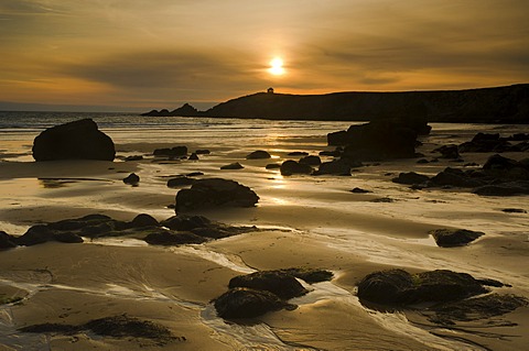 Beach at the CâˆšÂ¥te Sauvage at sunset, a lone house in the distance, on the west side of the Quiberon peninsula, southern Brittany, Bretagne, France, Europe