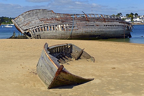 Wrecks of two old wooden ships at the banks of river âˆšÃ¢tel, southern Brittany, Bretagne, France, Europe