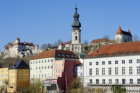 Historic centre with the parish church of St Jakobus and the castle, Burghausen, Upper Bavaria, Bavaria, Germany, Europe