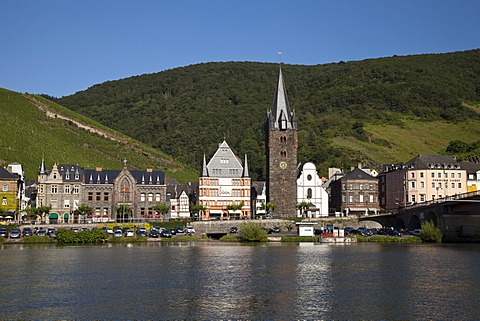 District of Bernkastel with the former Wachturm watchtower and current tower of the Parish Church of St. Michael, Bernkastel-Kues, Moselle, Rhineland-Palatinate, Germany, Europe, PublicGround