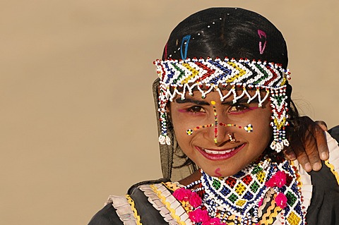 Portrait of a young Indian girl on the sand dunes at Sam, Thar Desert, Rajasthan, North India, Asia