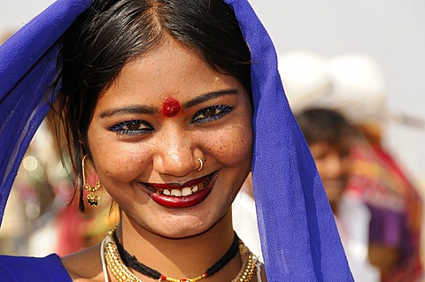 Young Indian woman, portrait, Pushkar, Rajasthan, North India, India, Asia