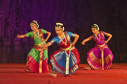 Dancers at a performance during the annual dance festival in Mahabalipuram, Tamil Nadu, India, Asia