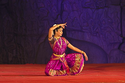 Dancer at a performance during the annual dance festival in Mahabalipuram, Tamil Nadu, India, Asia