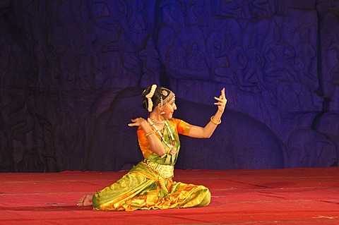 Dancer at a performance during the annual dance festival in Mahabalipuram, Tamil Nadu, India, Asia