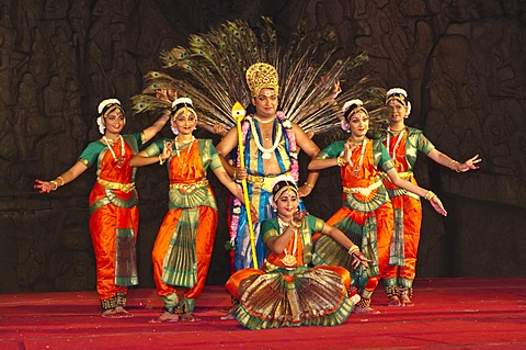 Dancers at a performance during the annual dance festival in Mahabalipuram, Tamil Nadu, India, Asia