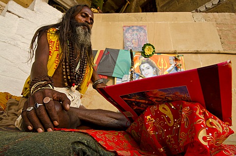 Chanting Sadhu reciting from the holy books at the ghats of Varanasi in the morning, Uttar Pradesh, India, Asia