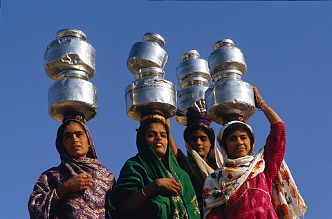 Women carrying water from the well, Sumrasar Jat, Gujarat, India, Asia