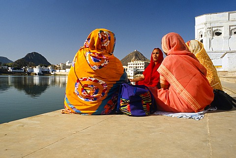 Women chanting to Shiva at the holy Lake of Brahma, Pushkar, Rajasthan, India, Asia