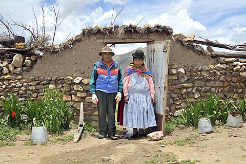 Portrait of two elderly people, couple, in a yard gate, Bolivian Altiplano highlands, Departamento Oruro, Bolivia, South America