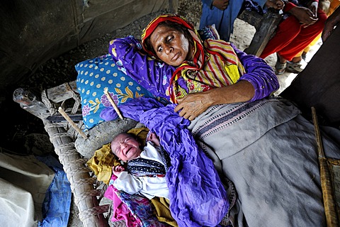 Family with newborn baby, they have been living in a tent since the flood disaster of 2010, Lashari Wala village, Punjab, Pakistan, Asia