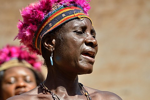 One of the wives of King Fon Abumbi II in traditional costume dancing, palace fo Bafut, one of the traditional kingdoms of Cameroon, near Bamenda, north west Cameroon, Central Africa, Africa