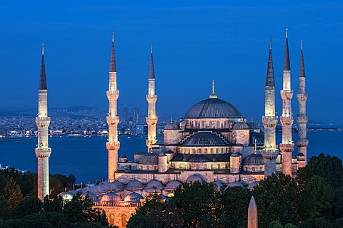 Sultan Ahmed Mosque or Blue Mosque at twilight, Istanbul, Turkey