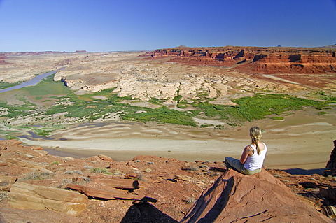 Woman looking over the Glen Canyon National Recreation Area from the Hite viewpoint, Colorado Plateau, Utah, USA